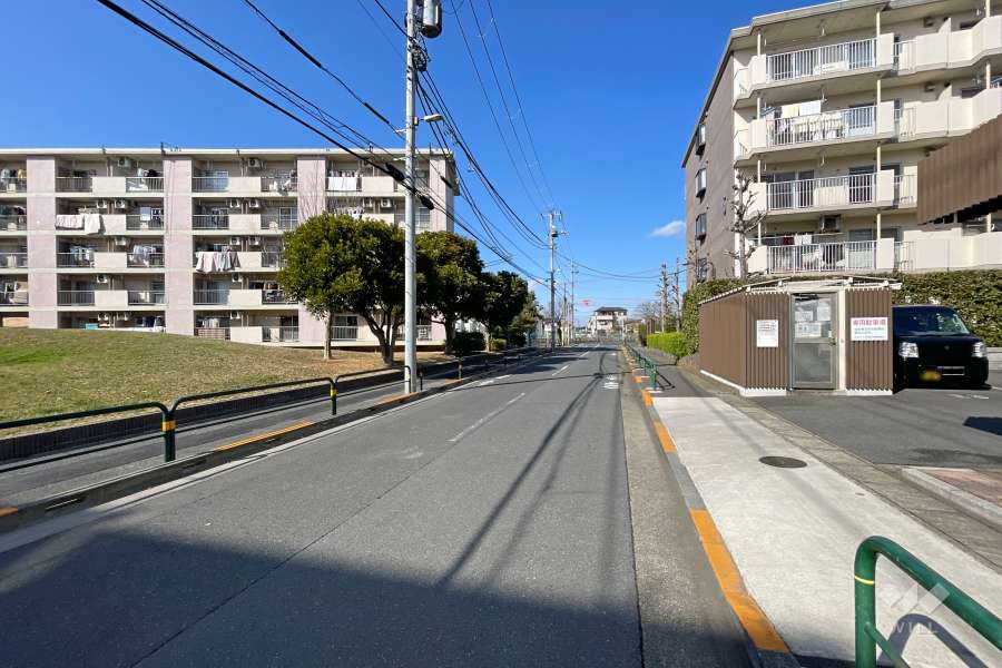 敷地西側の前面道路（南側から）