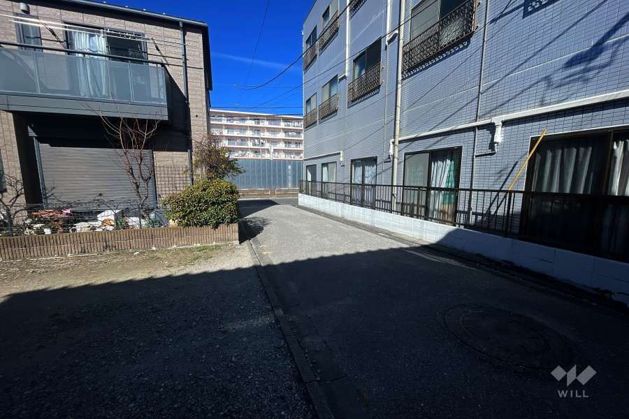 敷地東側の前面道路（南側から）