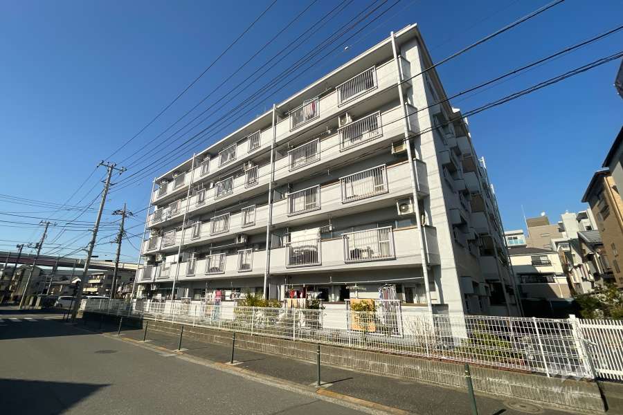 綾瀬ファイナンスの外観（南東側から）