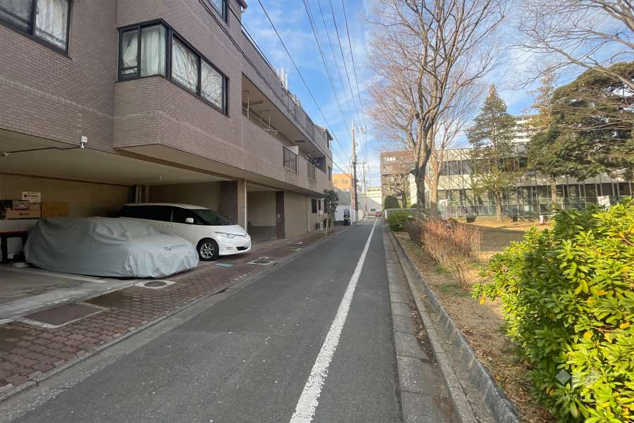 敷地北側の前面道路