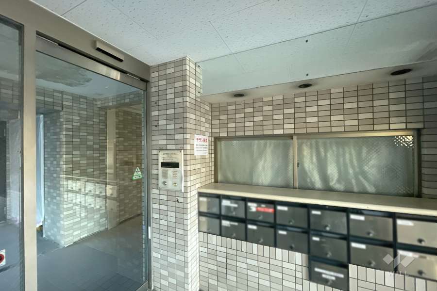 エントランスはオートロック付きです。