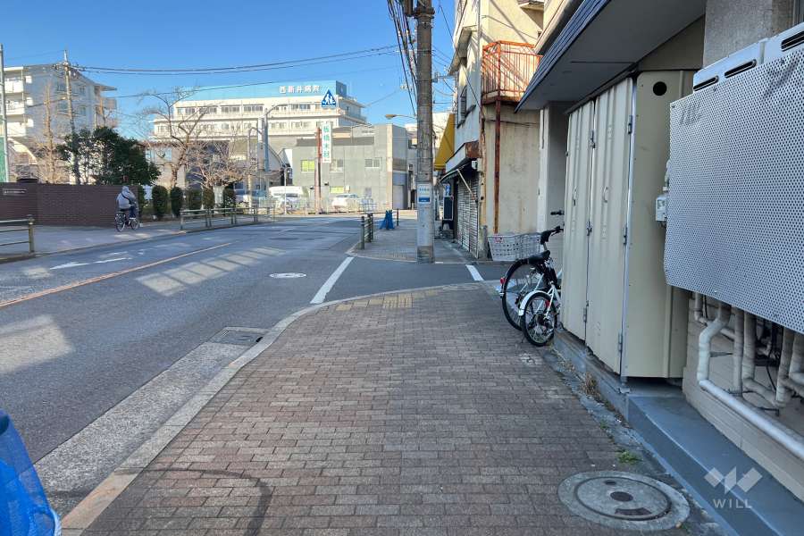 敷地西側の前面道路