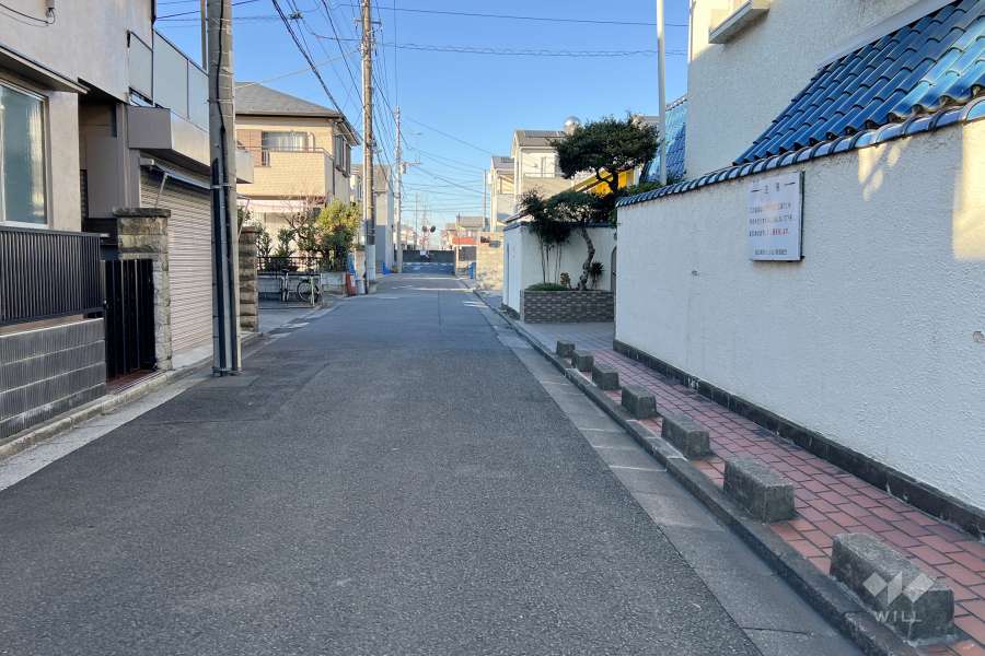 敷地西側の前面道路