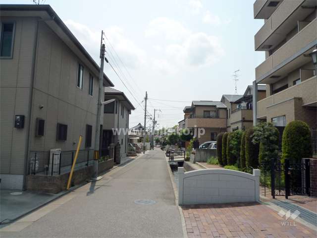 敷地の南側には一戸建てが中心に立ち並ぶ閑静な住宅地が広がっています。
