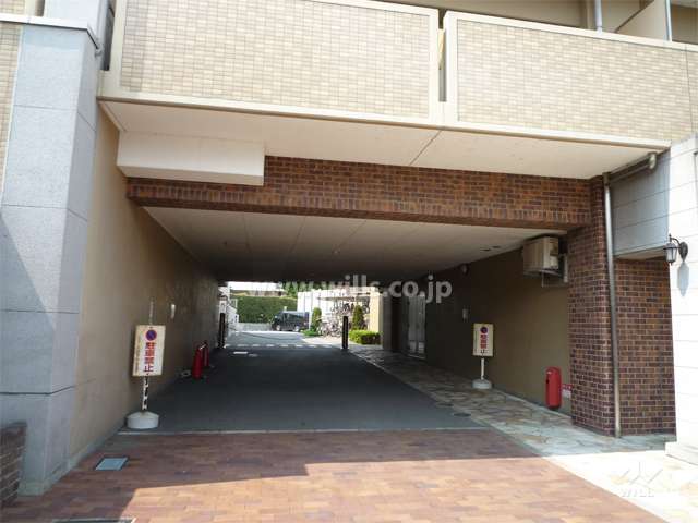 駐車場入口（ロボットゲート付き）