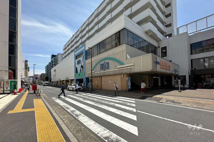 敷地北東側の前面道路（北西側から）