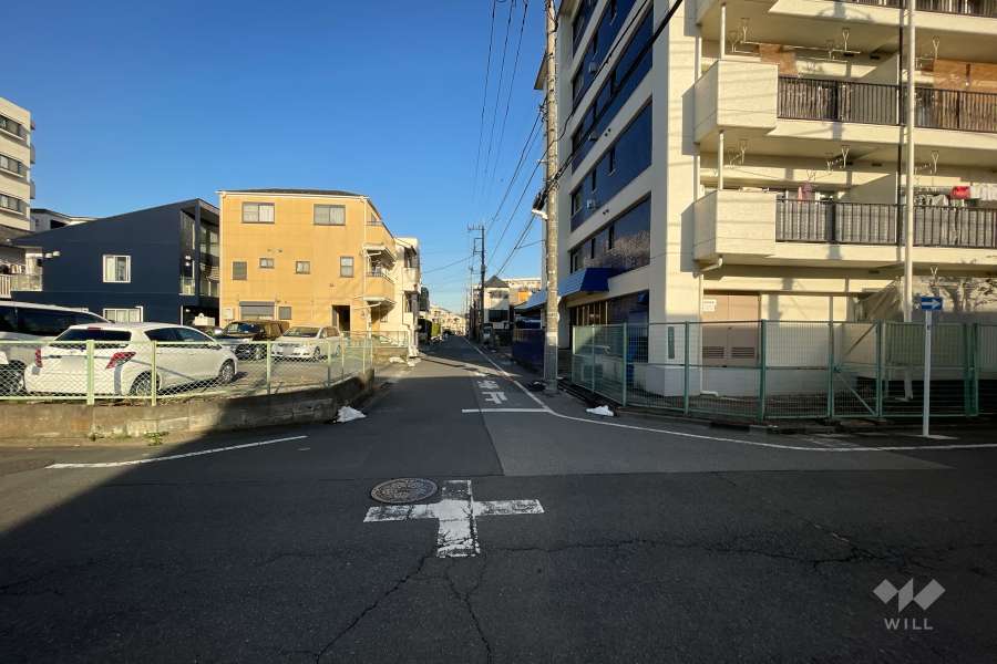 敷地北側の前面道路（西側から）