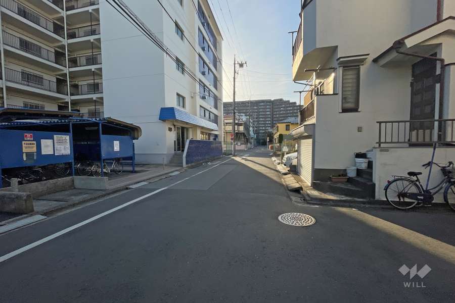 敷地北側の前面道路（東側から）