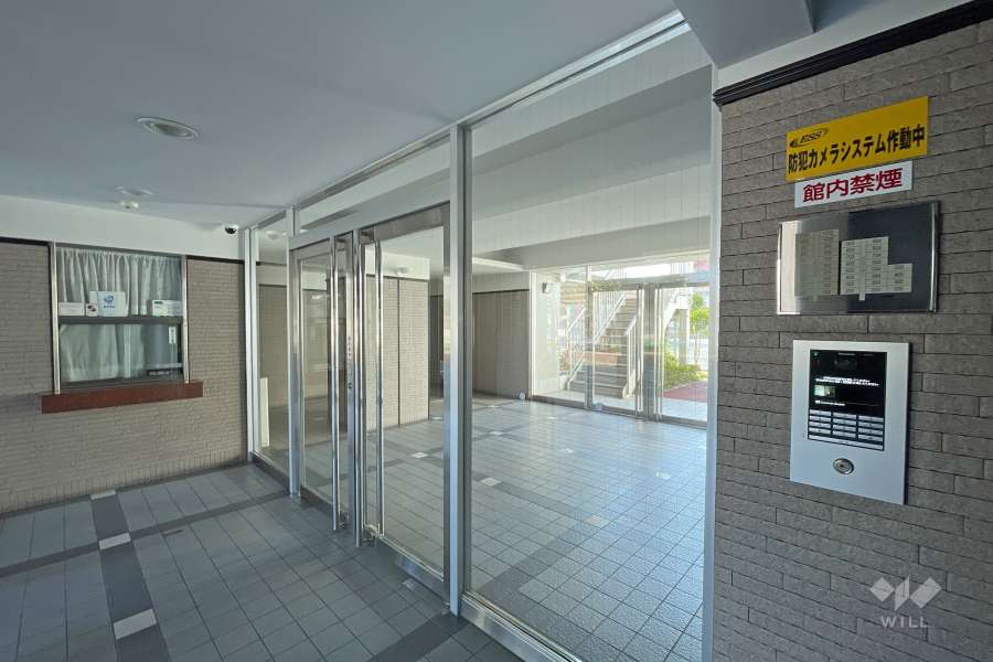 エントランスはオートロック付きです。