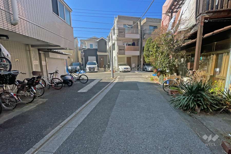 敷地の北側前面道路（東側から）