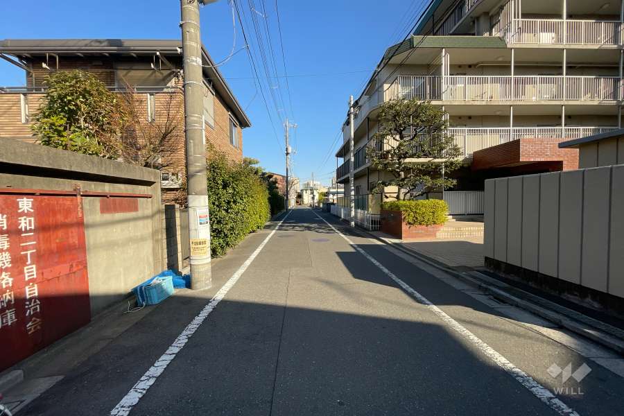 敷地北側の前面道路（西側から）