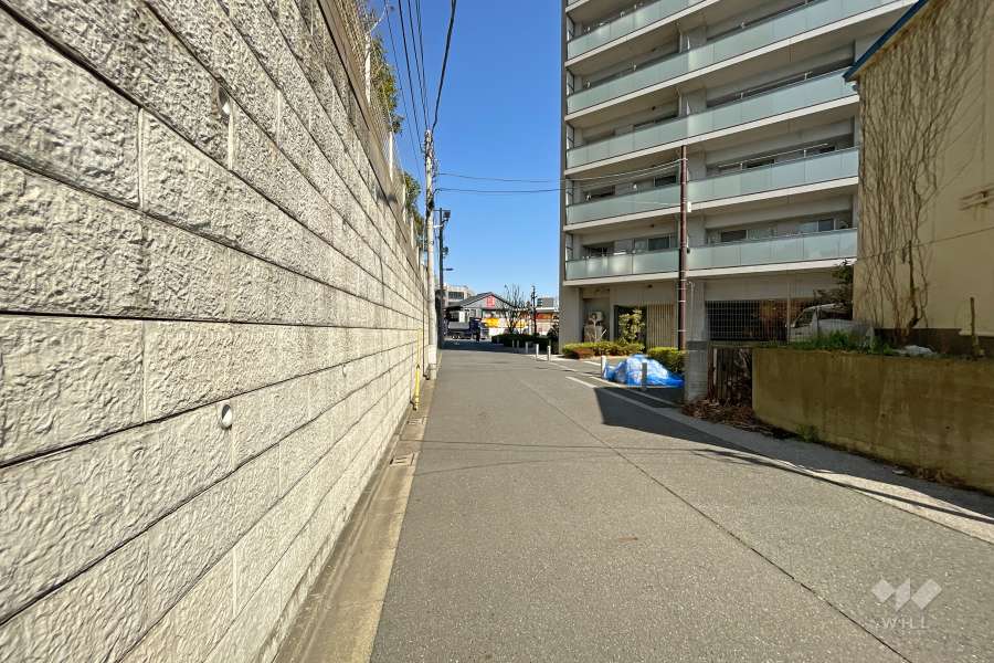 敷地の西側の前面道路（南側から）