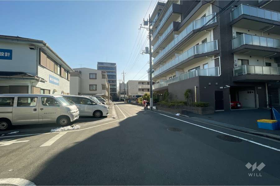 敷地南東側の前面道路（北東側から）