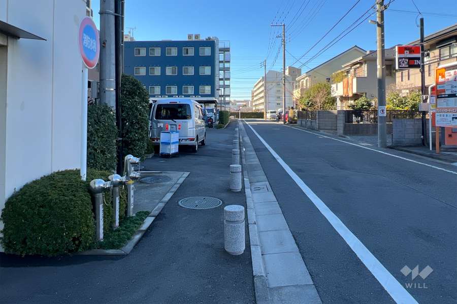 敷地の北側前面道路（東側から）