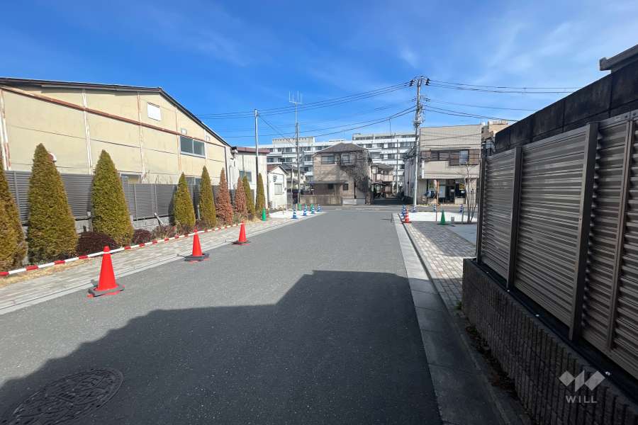 敷地の東側前面道路（西側から）