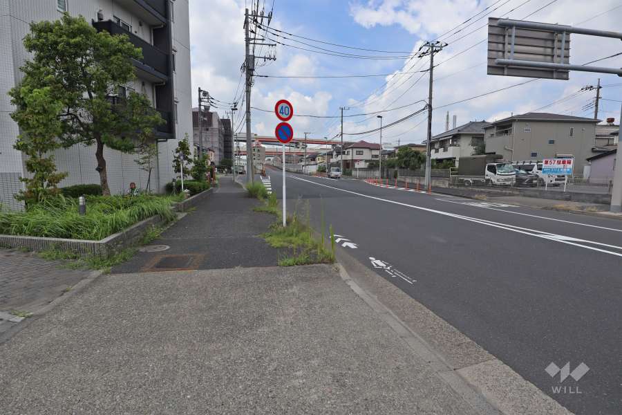敷地北側の前面道路（東側から）