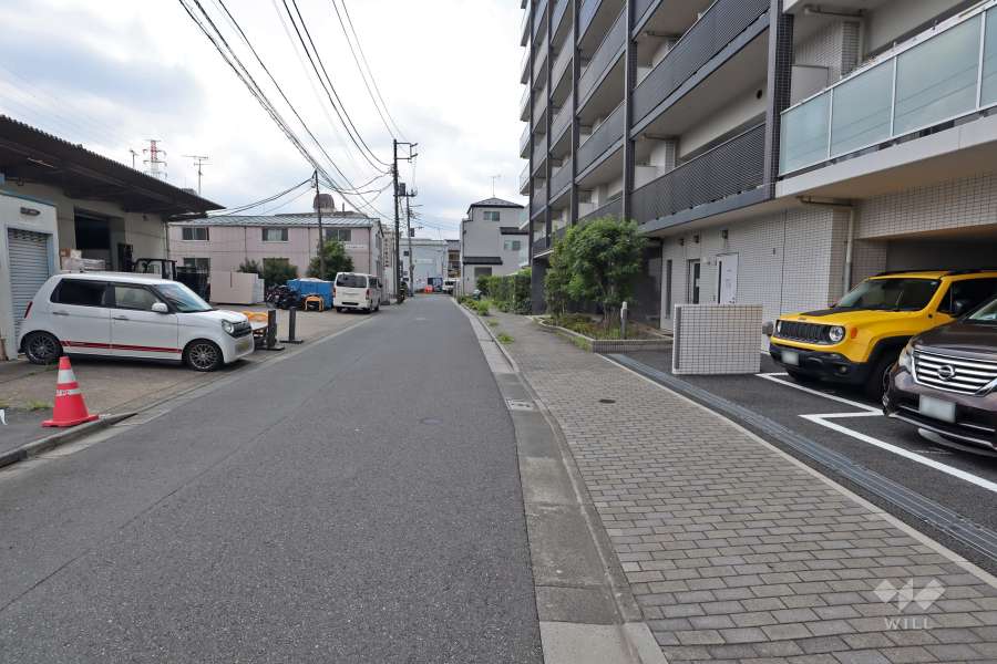 敷地東側の前面道路（北側から）