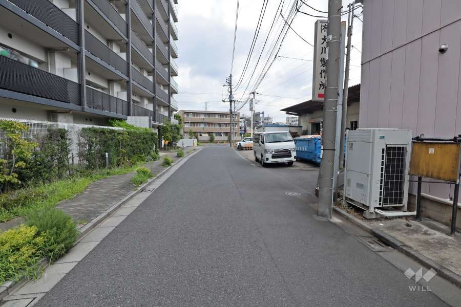 敷地東側の前面道路（南側から）