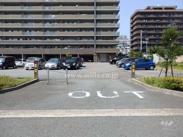 敷地内駐車場（入口はロボットゲート付き）