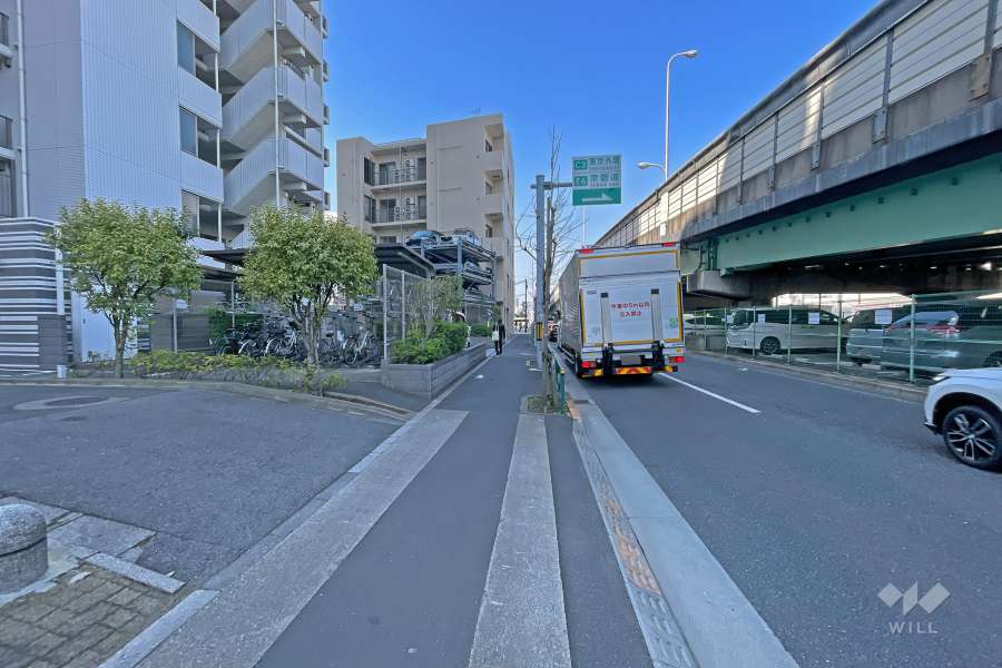 敷地の北側前面道路は環七通りです（東側から）。