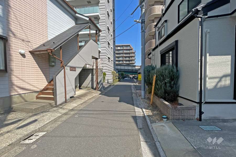 敷地の東側前面道路（南側から）