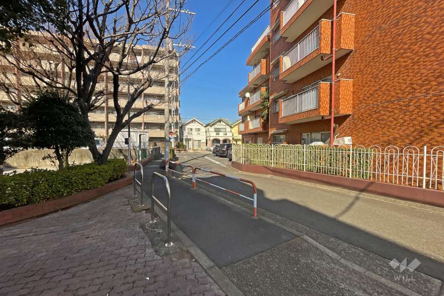 敷地西側の前面道路