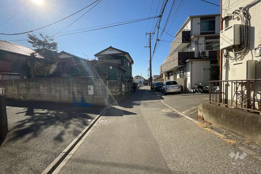 敷地北側の前面道路