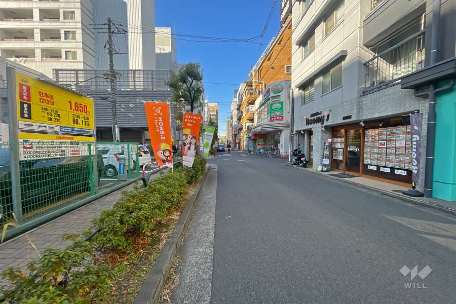 敷地南側の前面道路（東側から）