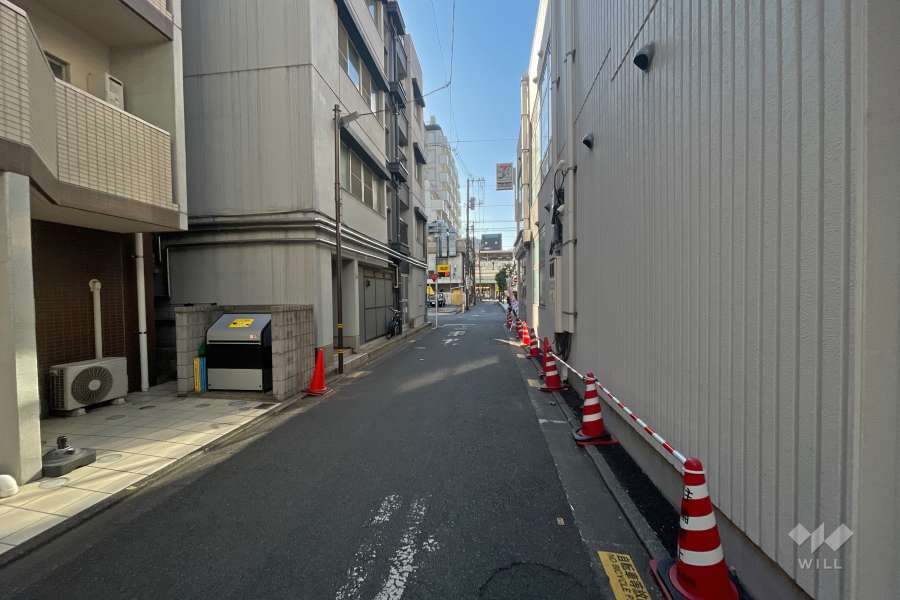 敷地西側の前面道路（北側から）