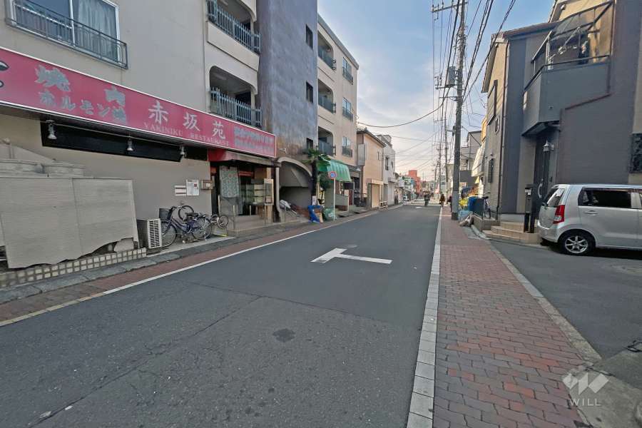 敷地の北側前面道路（東側から）