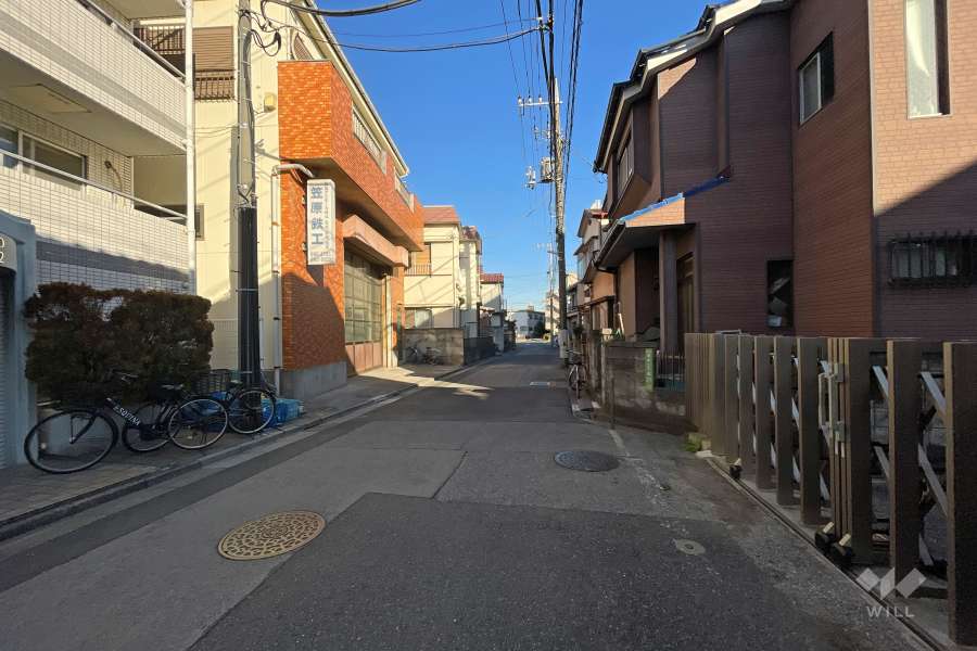 敷地南側の前面道路（西側から）