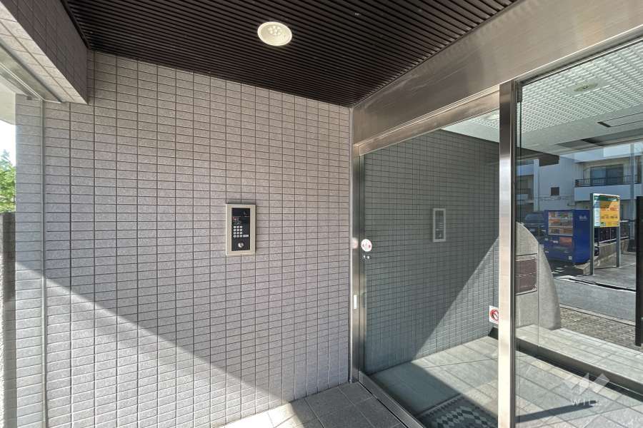 エントランスはオートロック付きです。