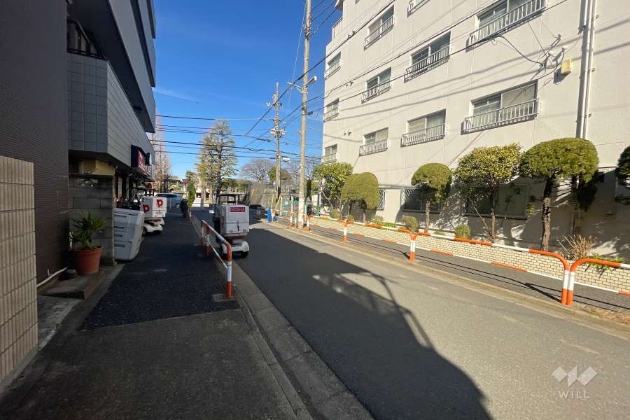 敷地西側の前面道路