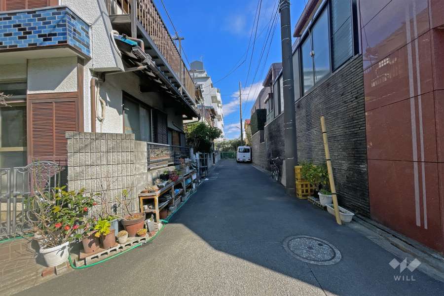 敷地の北側前面道路（西側から）
