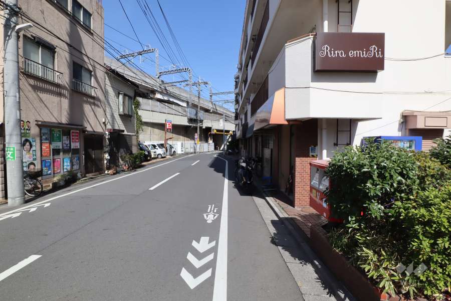 敷地西側の前面道路（南側から）