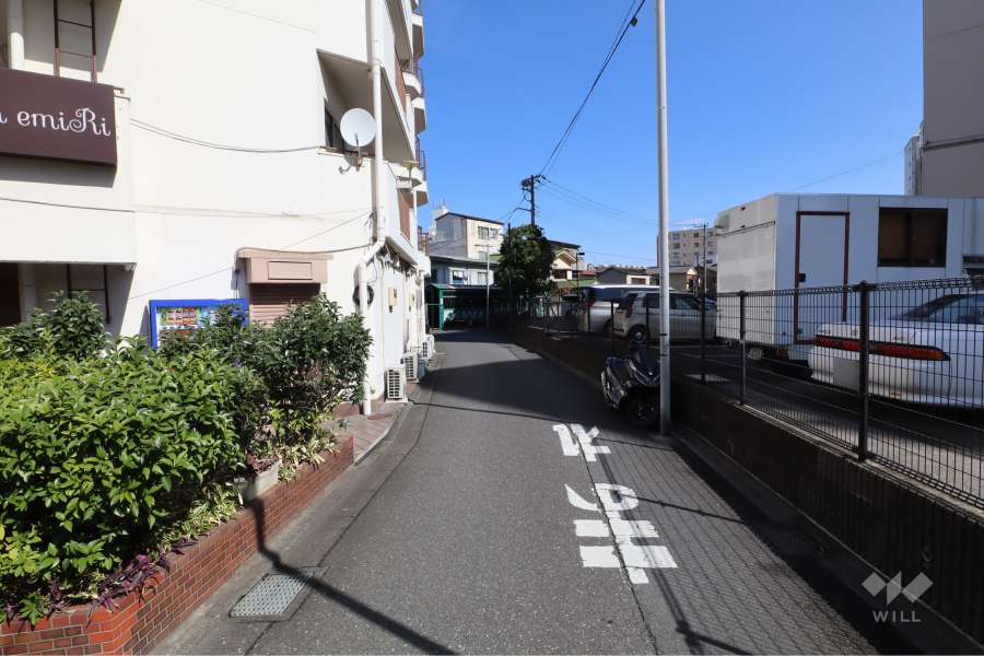 敷地南東側の前面道路（南西側から）