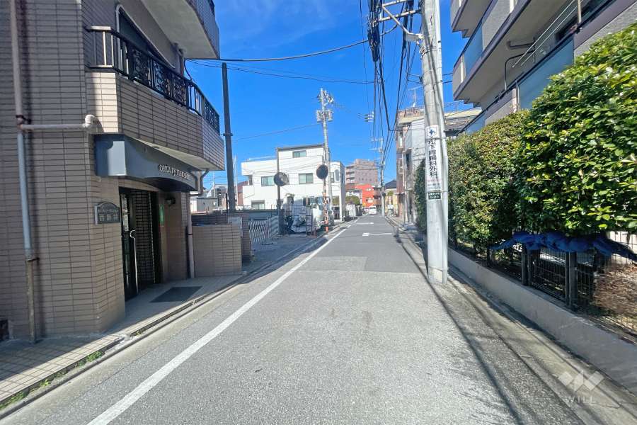 敷地西側の前面道路（南側から）