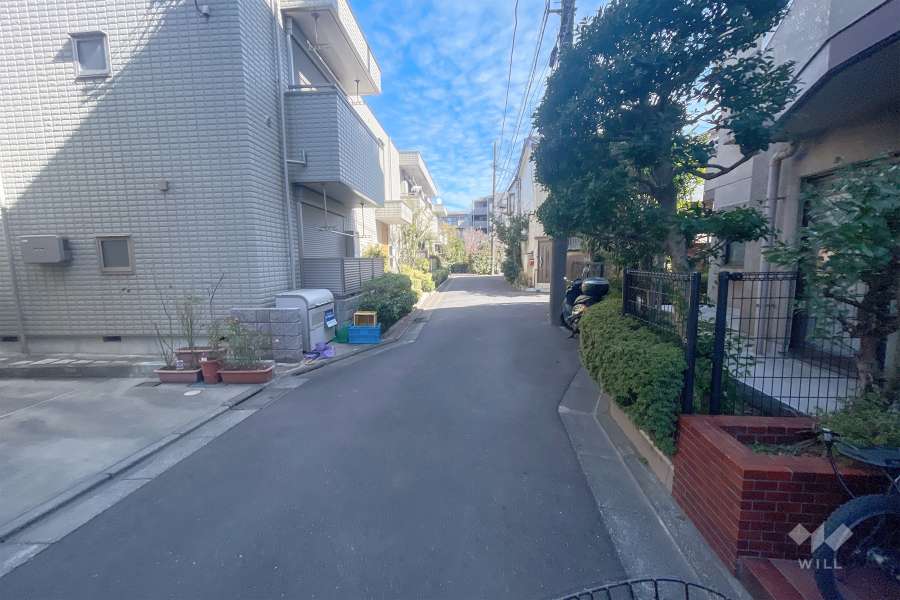 敷地東側の前面道路（南側から）