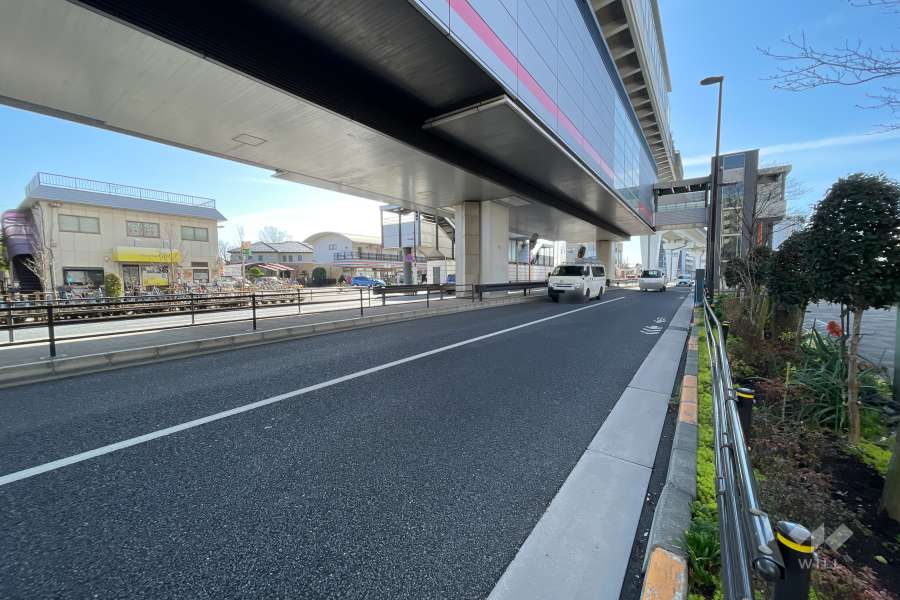 敷地の南側前面道路（東側から）