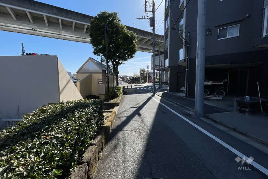 敷地の南側前面道路（東側から）