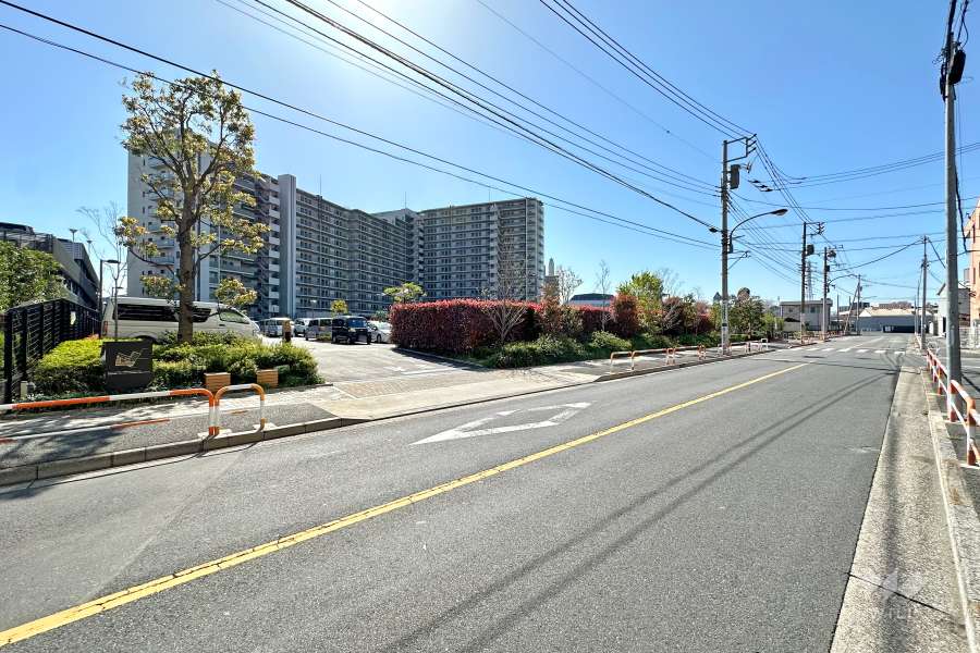 敷地北側の前面道路（東側から）