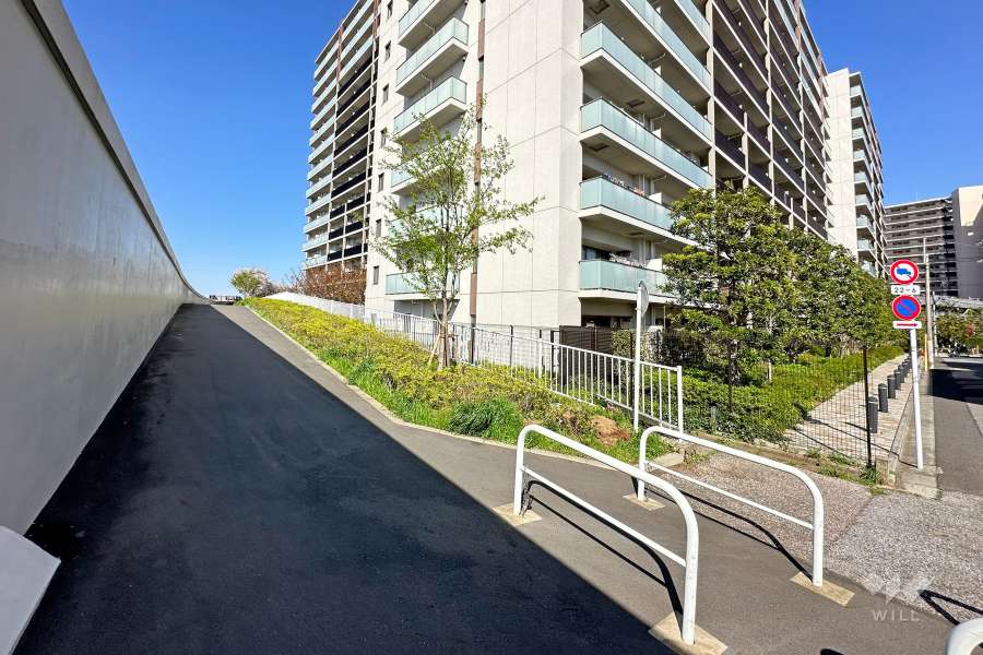 敷地西側の前面道路（南側から）