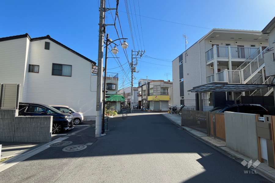 敷地南側の前面道路（西側から）