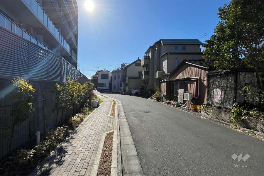 敷地西側の前面道路（北側から）
