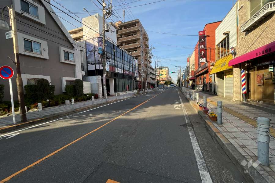 敷地東側の前面道路（南側から）