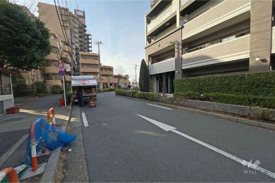 敷地南側の前面道路（東側から）