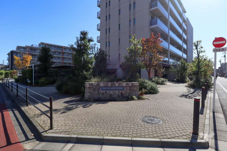 エントランス前に設置された銘板