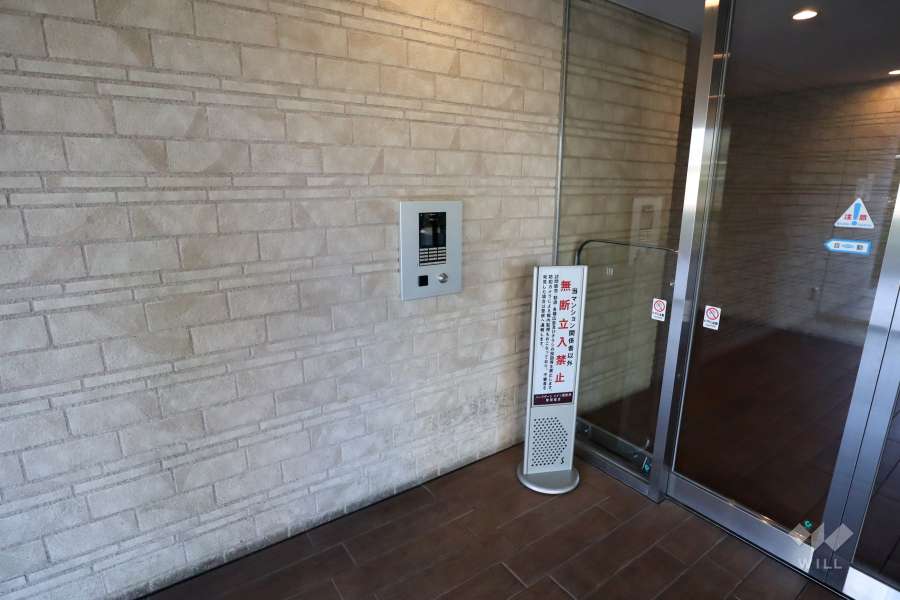 エントランスはオートロック付きです。