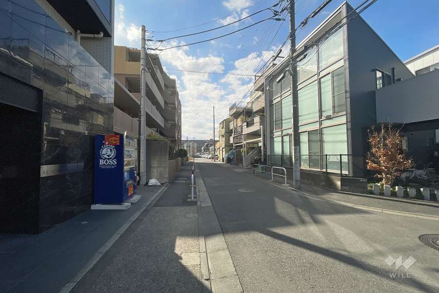 敷地西側の前面道路　