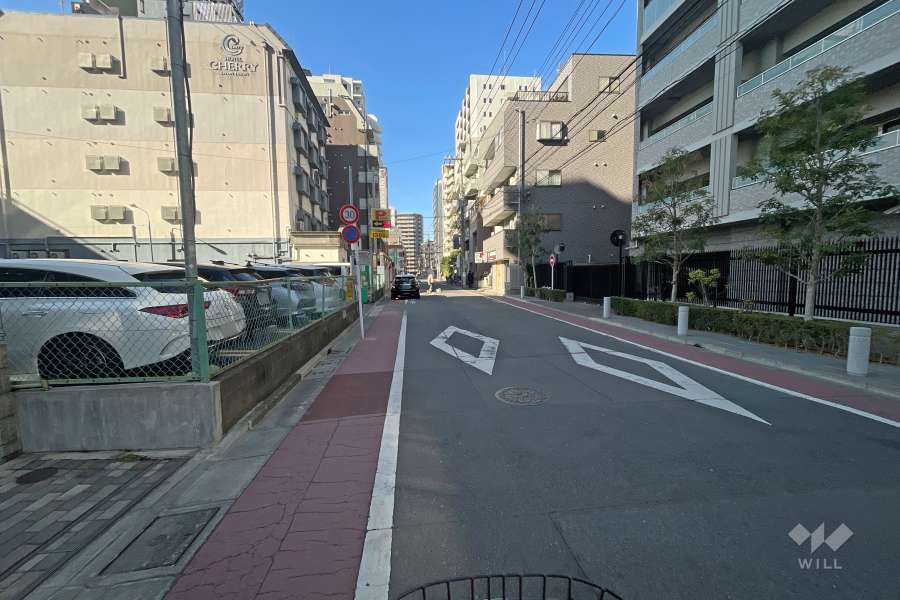 敷地北側の前面道路（東側から）